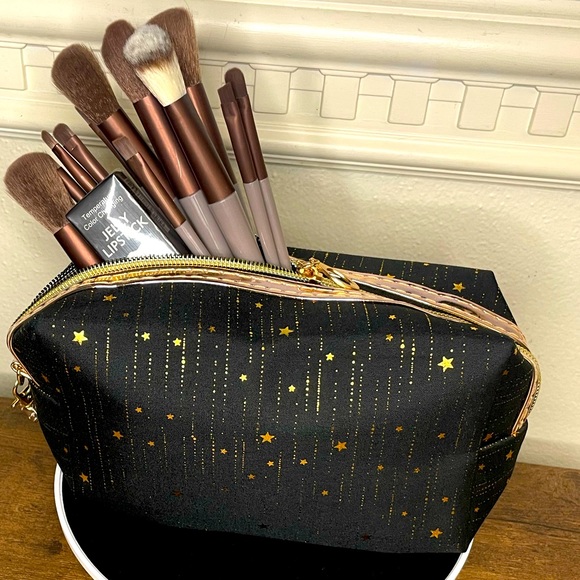 Bundle: Color Changing Jelly Lipstick, Brush Set & Cosmetic Bag - Picture 16 of 16